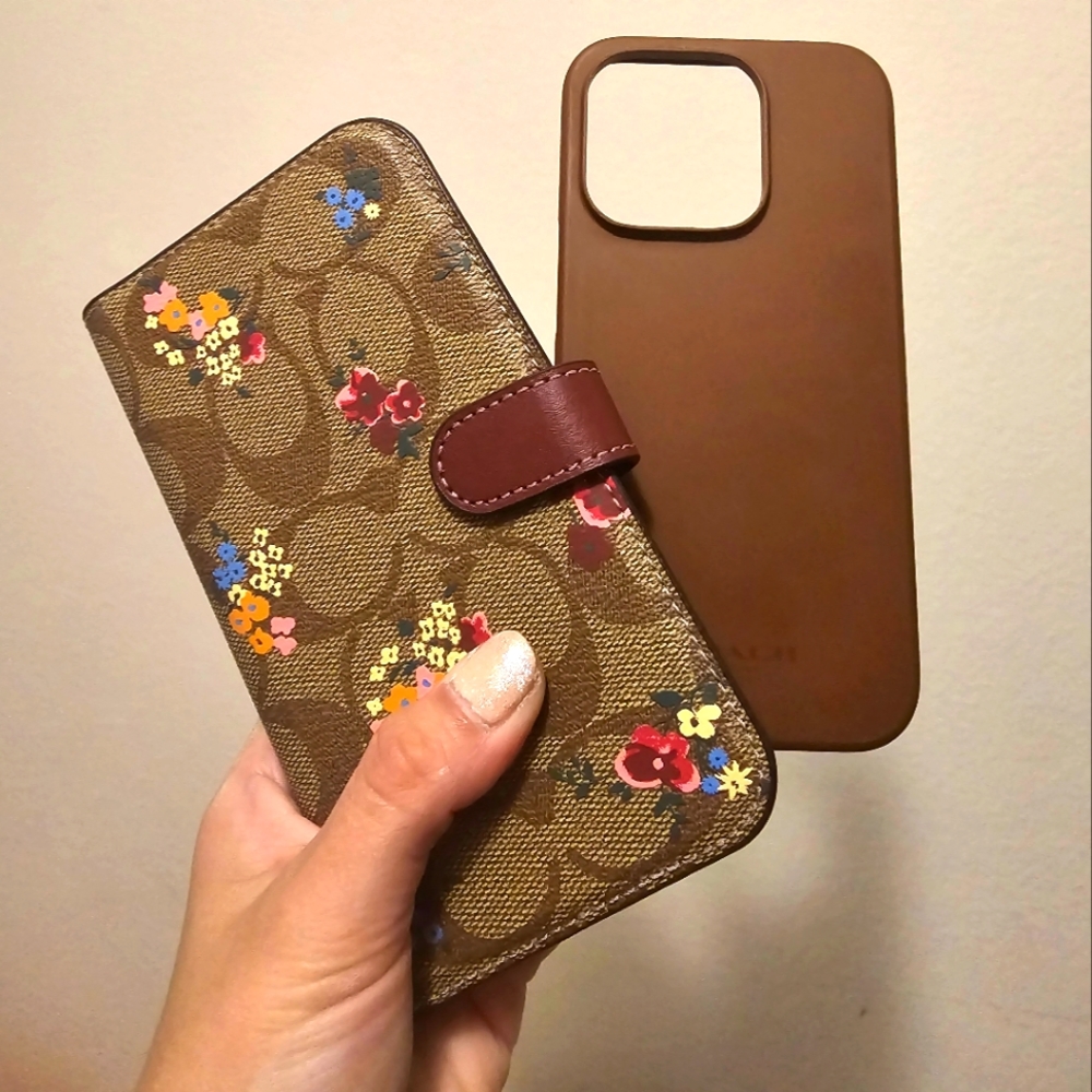 EUC Coach iPhone 14 / 15 Pro Detachable Signature Canvas Wallet Case